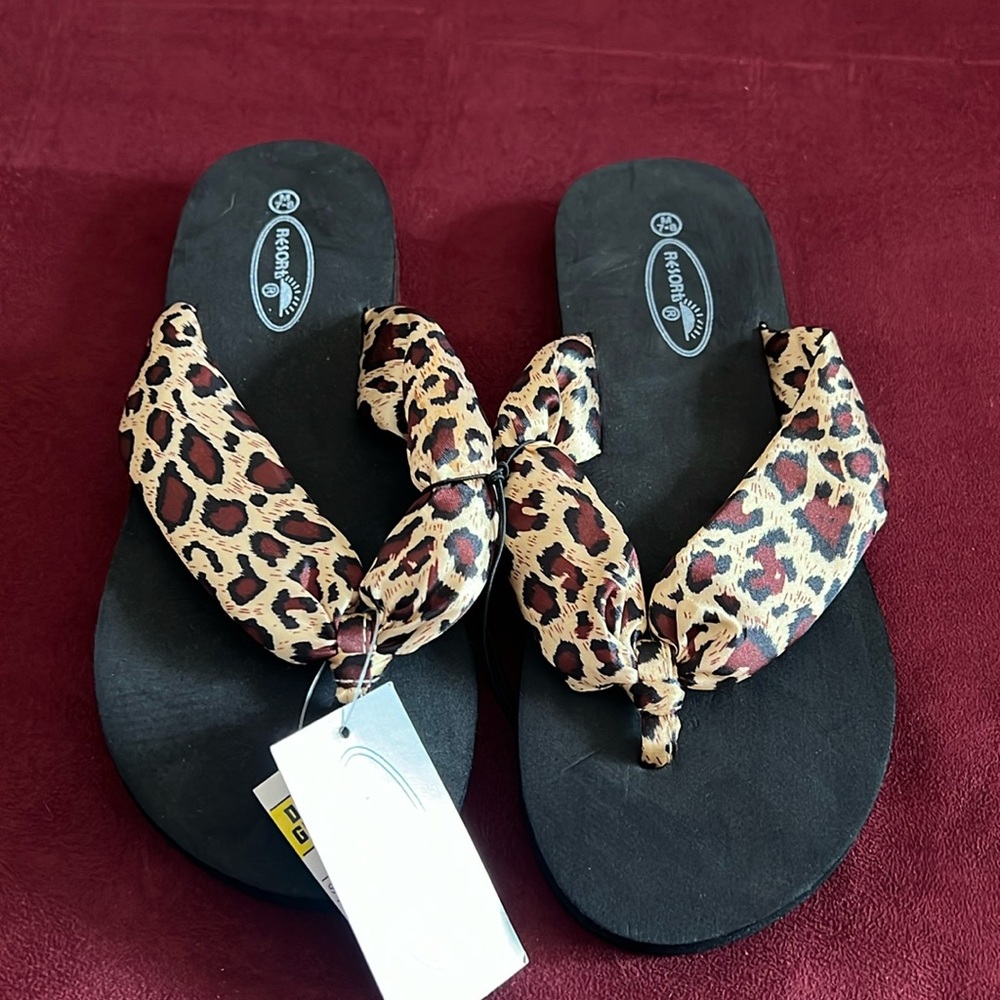 NWT Silky animal print thong sandals (size M 7/8)